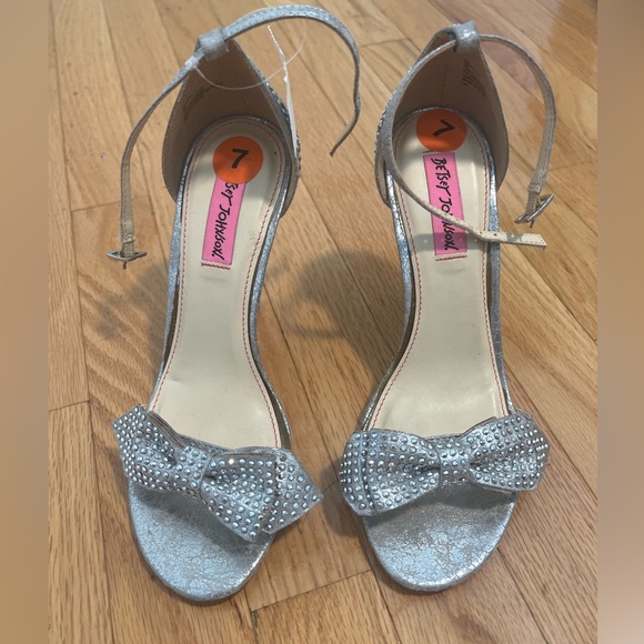 BETSEY JOHNSON DELANCYY SILVER WEDGE SANDALS IN SIZE 7 - Picture 12 of 12